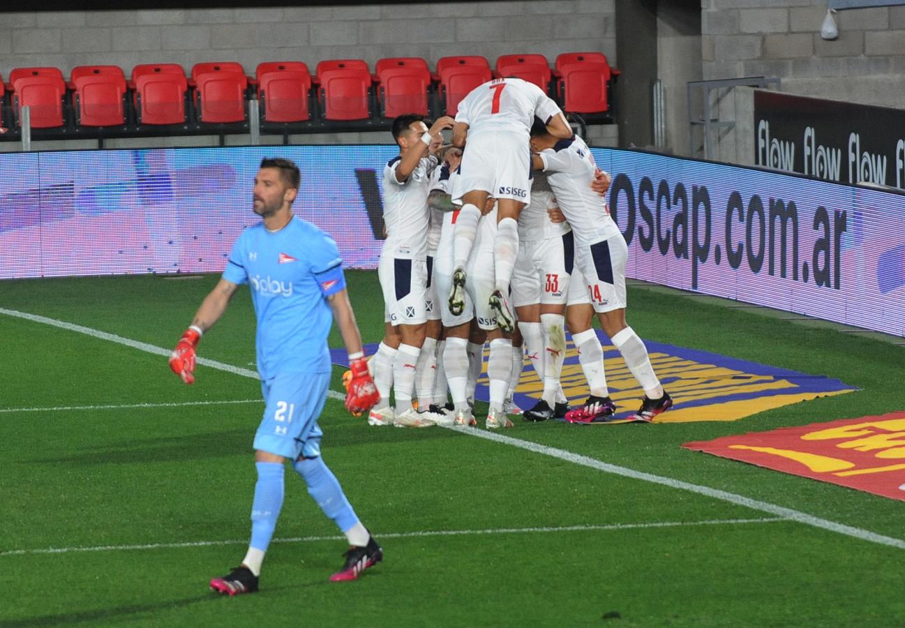 La montaña de felicidad es de Independiente. Tres puntos en un estadio difícil. Foto: Cabrera Eva / Telam