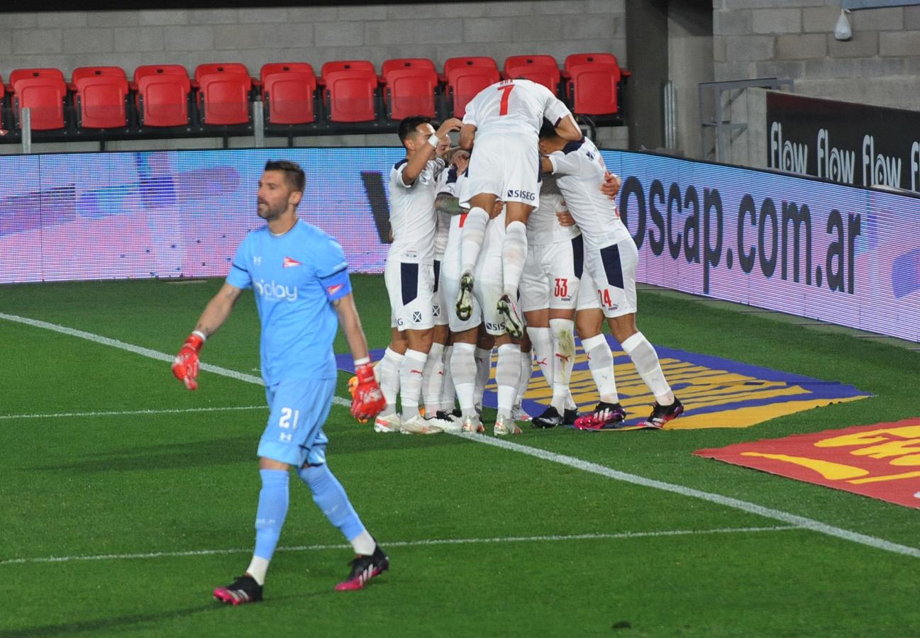 Imagen La montaña de felicidad es de Independiente. Tres puntos en un estadio difícil. Foto: Cabrera Eva / Telam