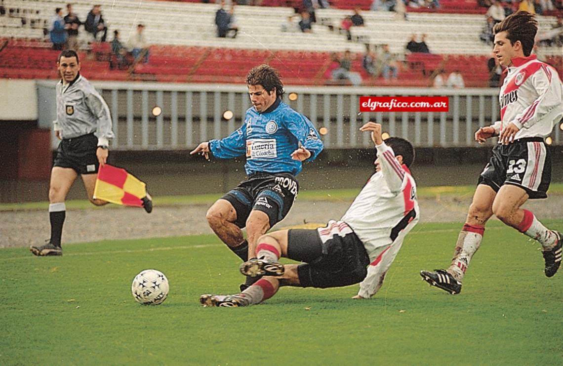 Imagen Yepes va al cruce fuera de tiempo y distancia, obligado a foulear a Solana. El colombiano muestra una lentitud preocupante.