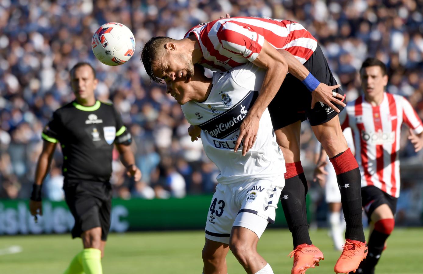 Imagen El último clásico platense fue empate 4-4 en un partidazo (FOTOBAIRES)