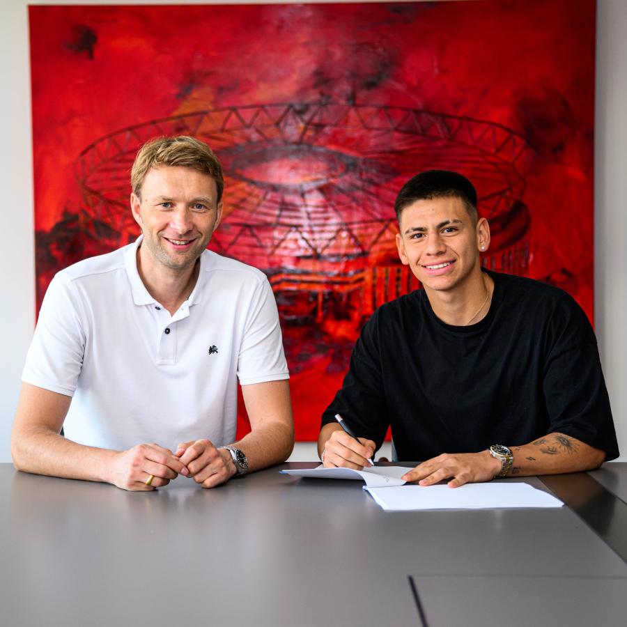 Imagen Claudio Echeverri junto al director deportivo de Bayer Leverkusen, Simon Rolfes.