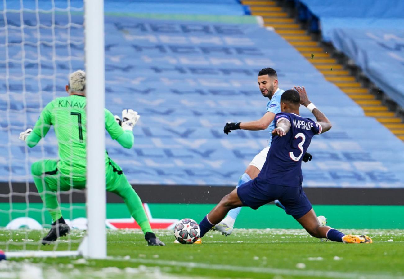 Imagen La definición de derecha de Mahrez para abrir el marcador. El argelino marcó dos tantos y fue la figura de la cancha. Foto: @ChampionsLeague