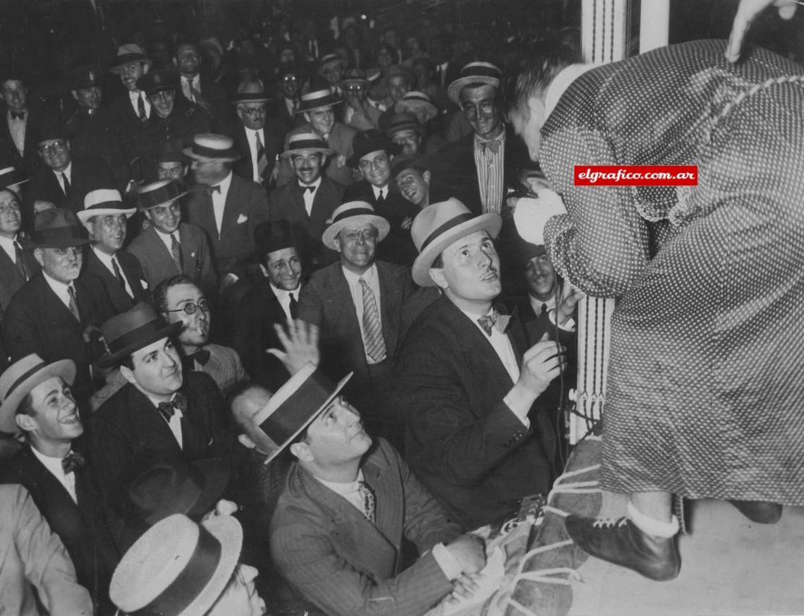 Imagen Sus triunfos se mezclaron con el delirio de la barra de Mataderos que lo seguían a todos lados. En la foto antes de una pelea dirigiendose a su gente. Ya lo llamaban "El Torito de Mataderos".