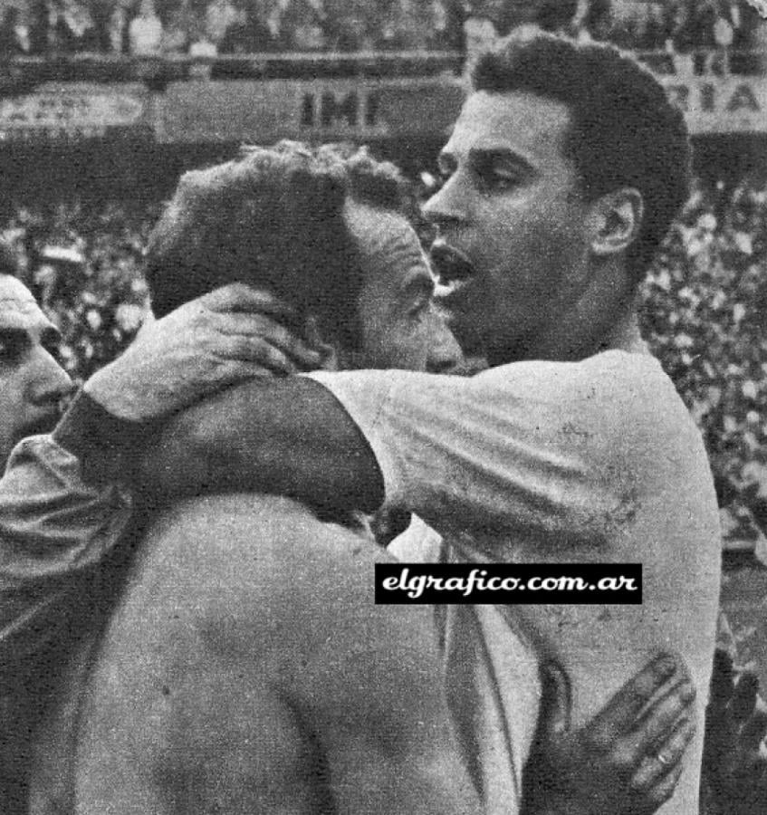 Ya pasó todo. Ramos Delgado congratula a Grillo. Telón.