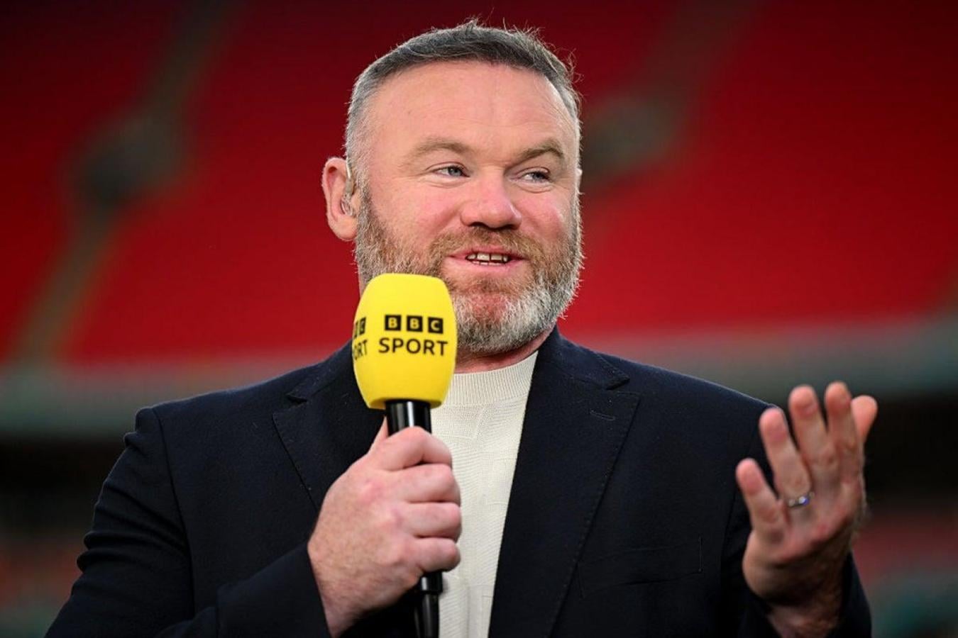 Imagen Rooney y el micrófono. El ex United volvió a disparar contra Van Dijk.