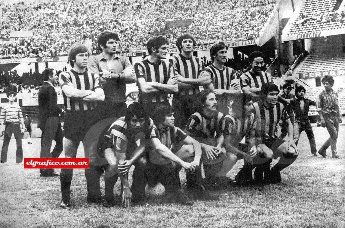 Imagen El equipo titular que se enfrentó a Newell´s en las semifinales del Nacional 71 Parados: Mario Killer, Norberto Menutti, Aurelio Pascuttini, Ángel Landucci, Alberto Fanesi, José Jorge González; hincados: Ramón Bóveda, Carlos Aimar, Aldo Poy, Carlos Colman, Roberto Gramajo.