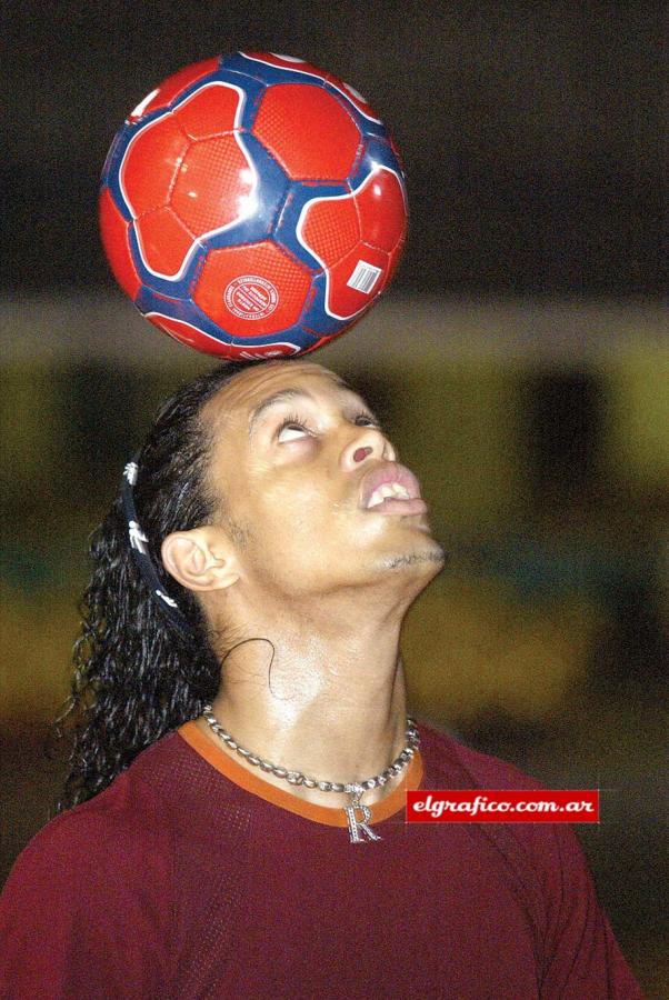 Imagen Ronaldinho hipnotizado con la pelota.