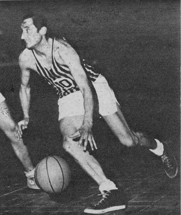 Imagen Con la camiseta aurinegra de Olimpo, con su característico número 10 en el pecho. Y con la imagen de nervio y vigor que nunca deja de imponer. Está allí desde marzo de 1960, cuando Olimpo actuaba en segunda. Ese año ganaron el ascenso y después siguieron triunfando: lograron seis títulos oficiales en ocho torneos...