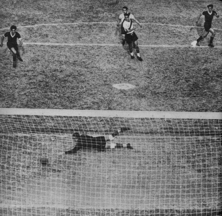 Imagen 1939. Imagenes del primer gol de Independiente frente a River en 1939 convertido por De La Mata, Terminó con victoria Roja 2-1, convirtiendo el segundo Erico y el descuento de River José Manuel Moreno.