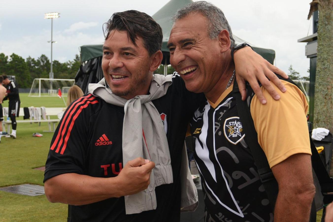 Imagen Gallardo y Villarreal se abrazan en la previa del partido, rememorando viejas épocas en donde compartieron plantel en River (1993/95). Foto: @RiverPlate