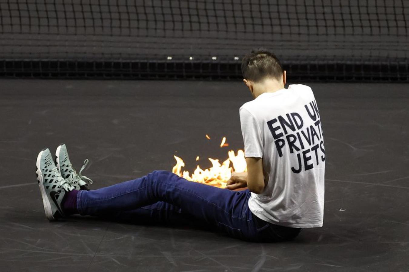 Imagen El activista que se prendió fuego el brazo en plena Laver Cup.