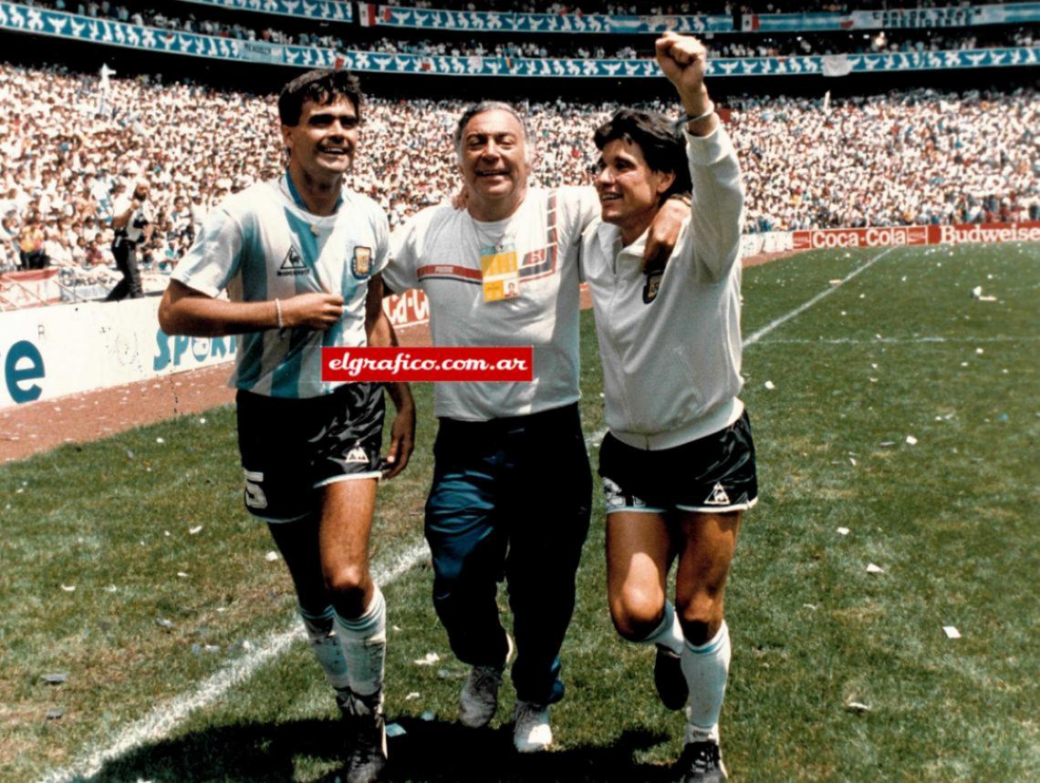 Imagen 1986. Dando la vuelta olímpica en el Azteca con el profe Echeverria y José Luis Brown