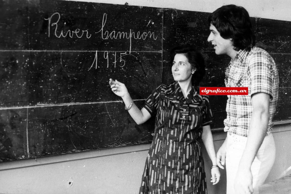 Imagen El Pato en el aula y con su primera maestra, Lucía Fornasier de Jones. “Fillol era un chico muy humilde y muy compañero de todos los demás. Algunas veces había que retarlo porque se peleaba…” (Lucía). “Era medio burro y además me portaba mal, me ligue cada reglazo…” (Fillol).
