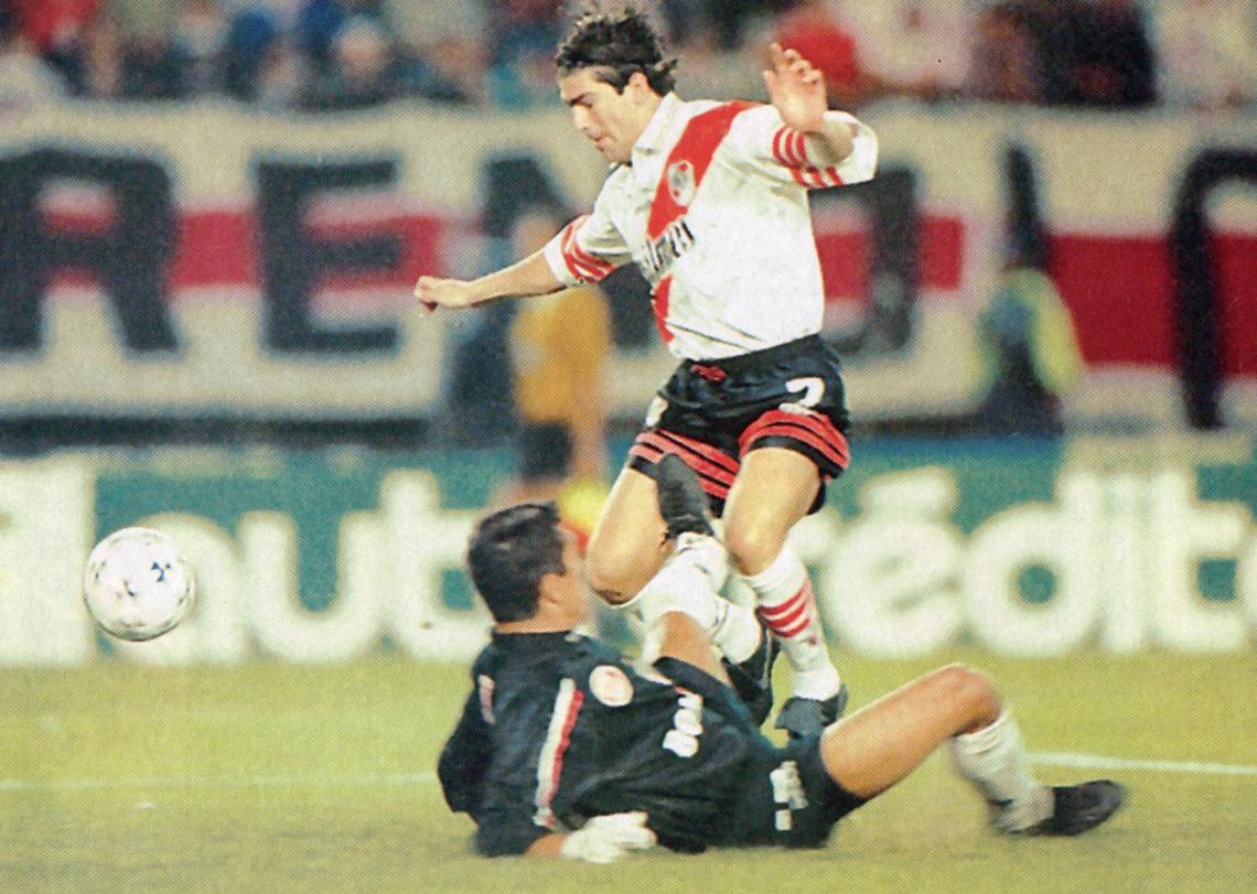 Imagen Marcelo Salas atropella, supera al arquero Roger y anota el primer gol de River. 