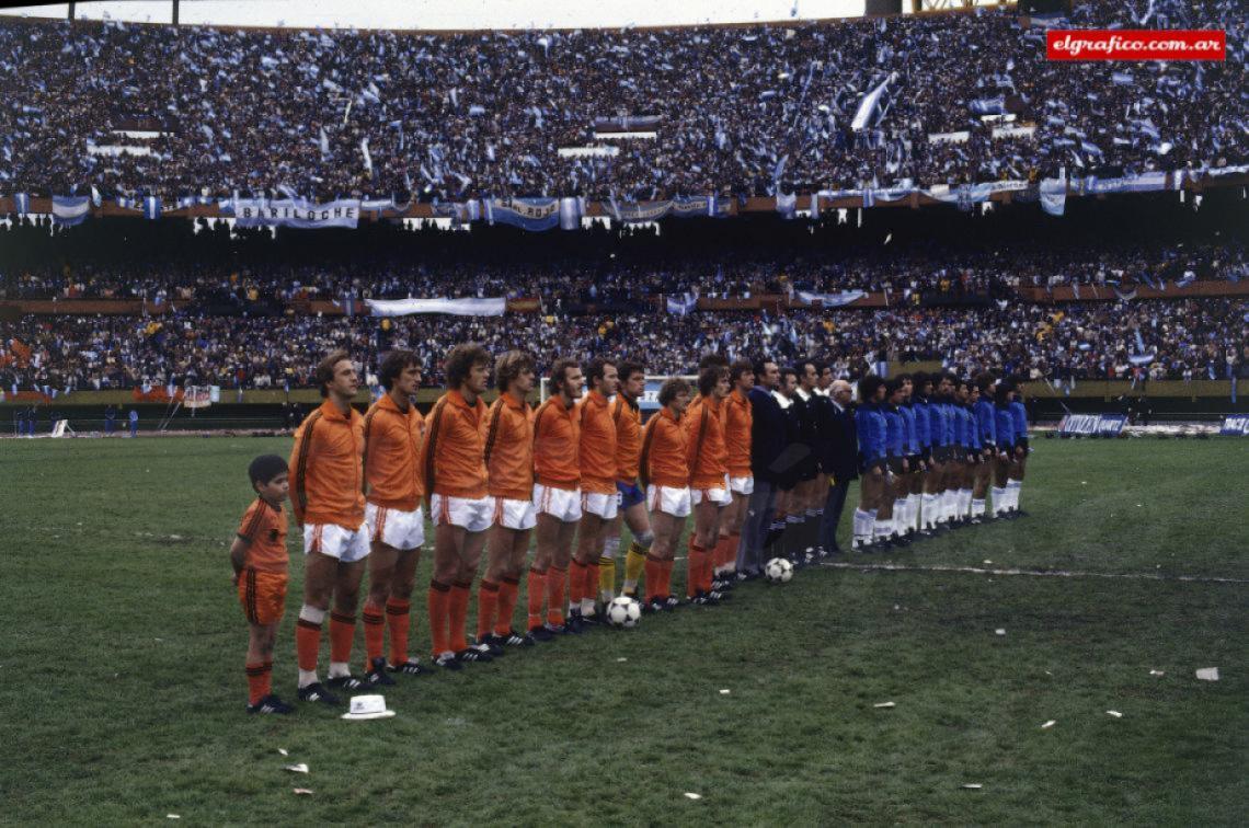 Imagen La ejecución de los himnos. Holanda llegaba a la final del mundo por segunda vez consecutiva. El equipo nacional disputaba su segunda final Mundial, después de la de 1930 en Montevideo.