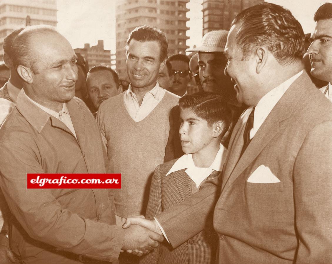 Imagen El Chueco y Fulgencio Batista, presidente cubano, se dan la mano. Fue el día mismo del secuestro.