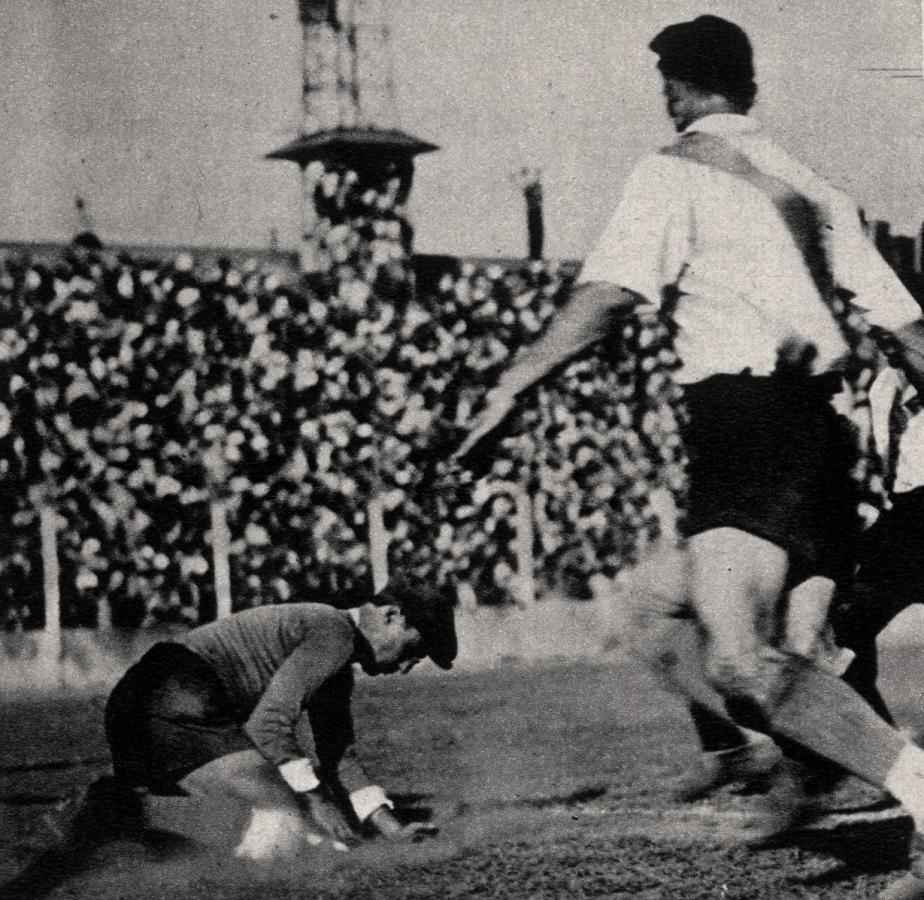 Imagen Sirne, el goalkeeper riverplatense, que tuvo abundante tarea en el segundo período, se arrodilla para detener la pelota antes de que lo atropelle Guaita, a quien tapa Vasini, que aparece de espaldas. En ese período el equipo de Racing creció en su poderío en una magnífica demostración de espíritu de lucha, mejorando el Juego en todas sus líneas.