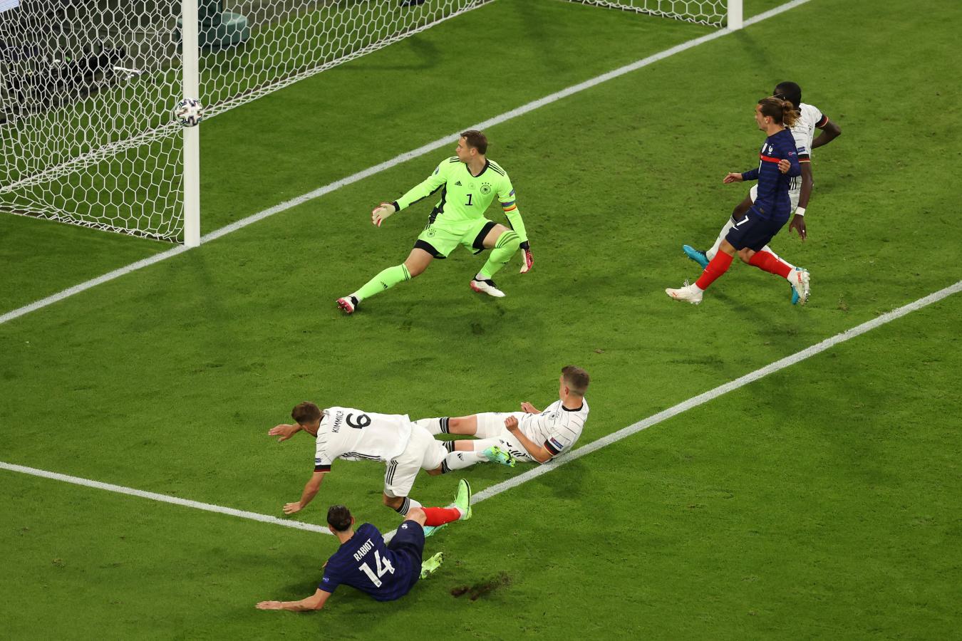 Imagen Rabiot dispara contra el poste derecho del arco de Neuer. Francia estuvo cerca del segundo. Foto: @EURO2020