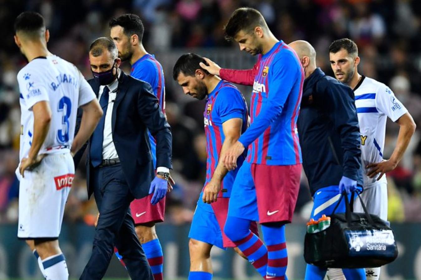 Imagen Agüero ya recuperado de la descompensación, sale de la cancha en Barcelona.