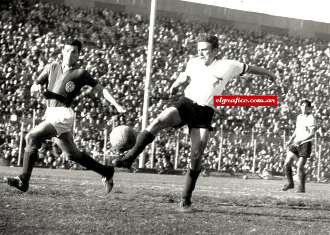 Imagen Alberto Rendo jugando para Huracán en un clásico frente a San Lorenzo.