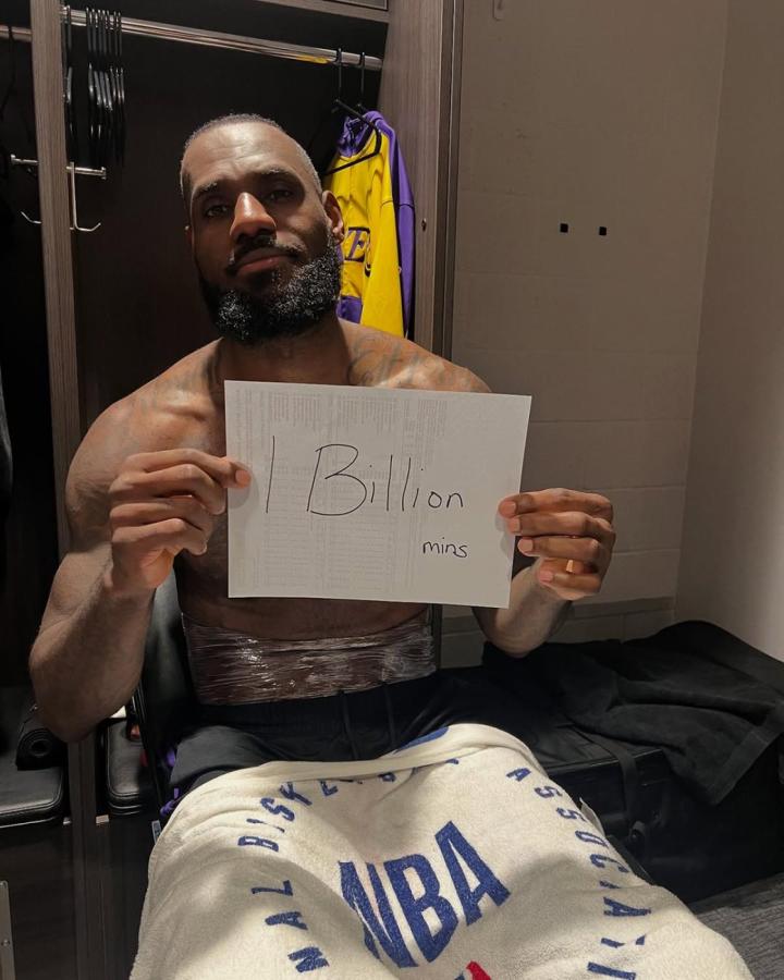 Imagen LeBron James imitó a Wilt Chamberlain para anunciar su récord.