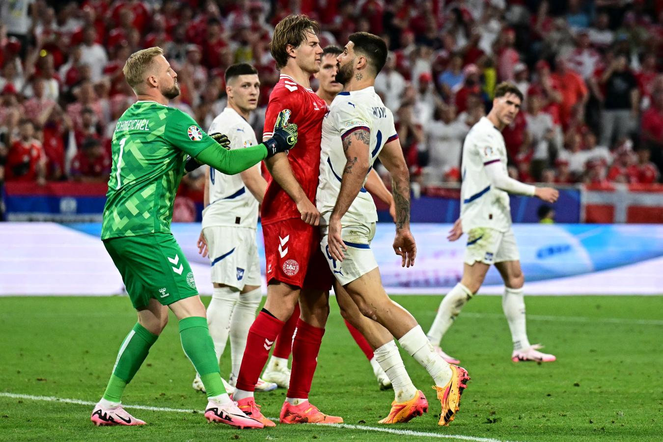 Imagen El encuentro se vivió como una final y con el empate salió favorecido Dinamarca. Foto: AFP