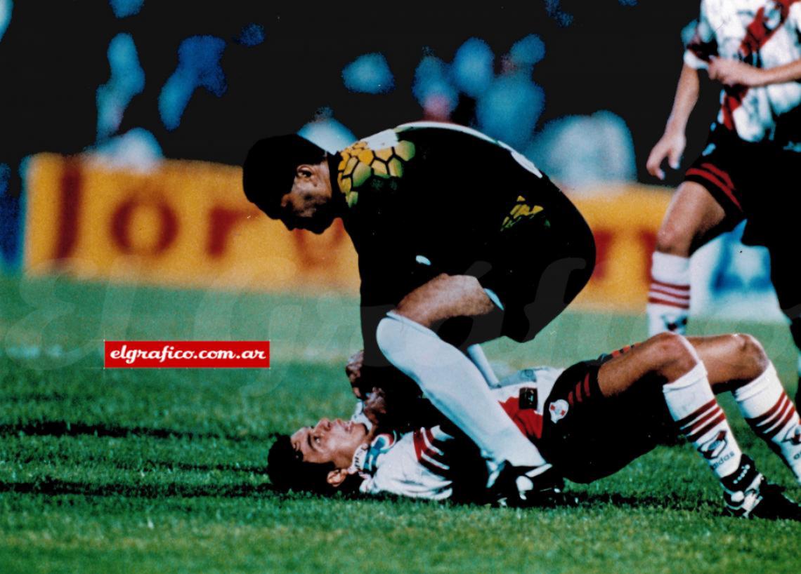 Imagen 1997. José Luis Chilavert, de Vélez, ahorca a Marcelo Gallardo de River Plate.