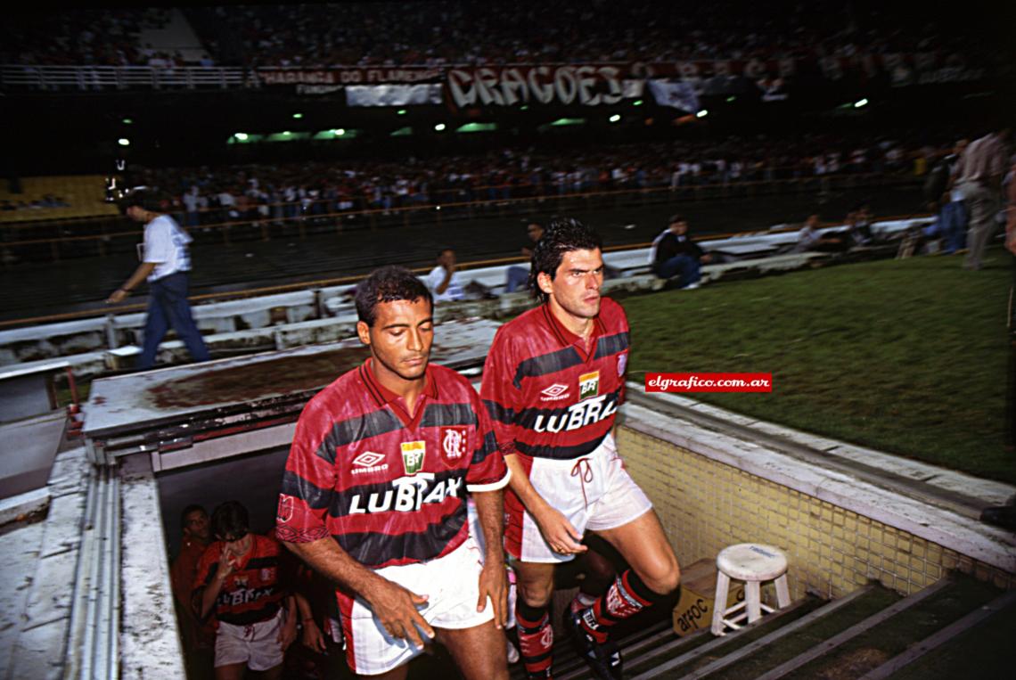 Sale a la cancha junto a Romario, una gloria del fútbol brasilero.