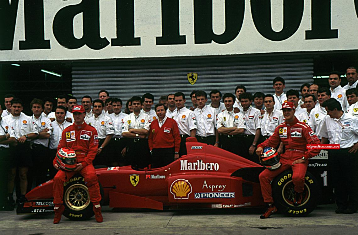 El equipo de Ferrari a pleno. Schumacher ya es una realidad en el mundo de la Fórmula 1.