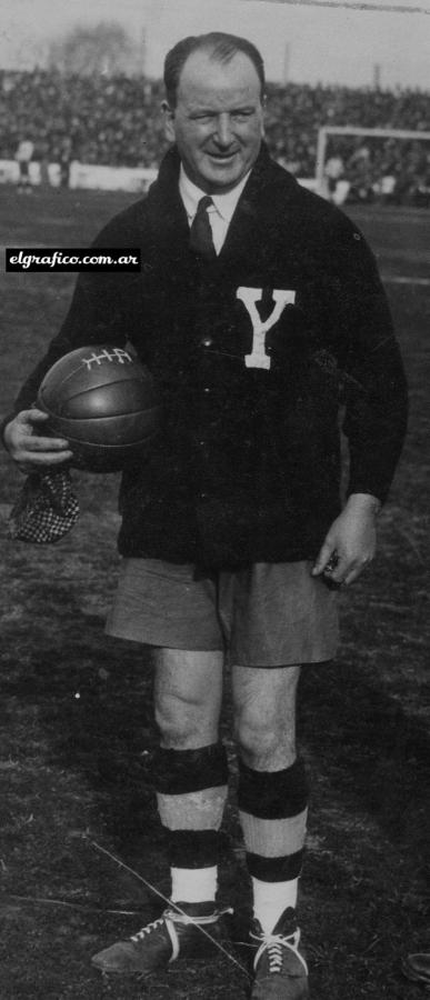 Mac Carthy con una pelota de fútbol.