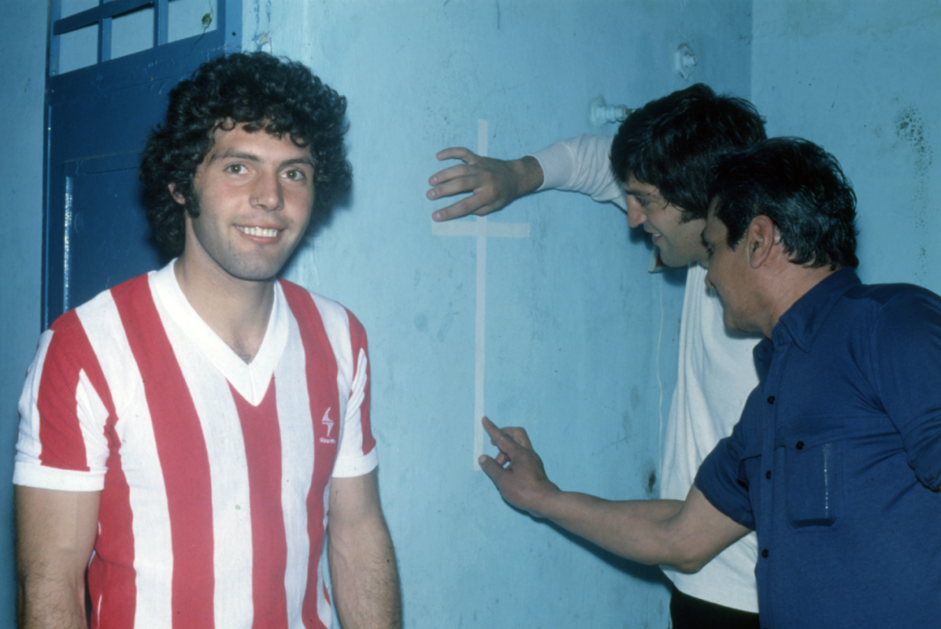 Imagen En su carrera de futbolista, solamente jugó con la roja y blanca. Foto: Archivo El Gráfico