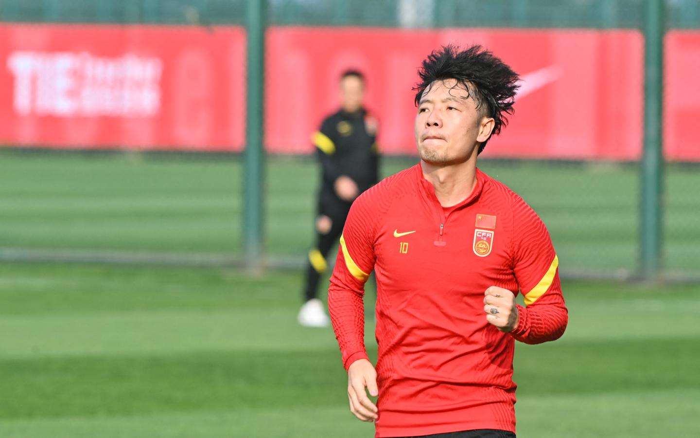 Imagen Zhang Xizhe con mangas que tapan sus tatuajes. Foto AFP.
