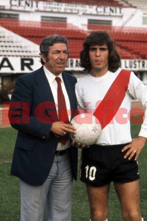 Imagen Ángel y Omár. Labruna y el debut de su hijo en la primera de River, con el en el banco de suplentes.