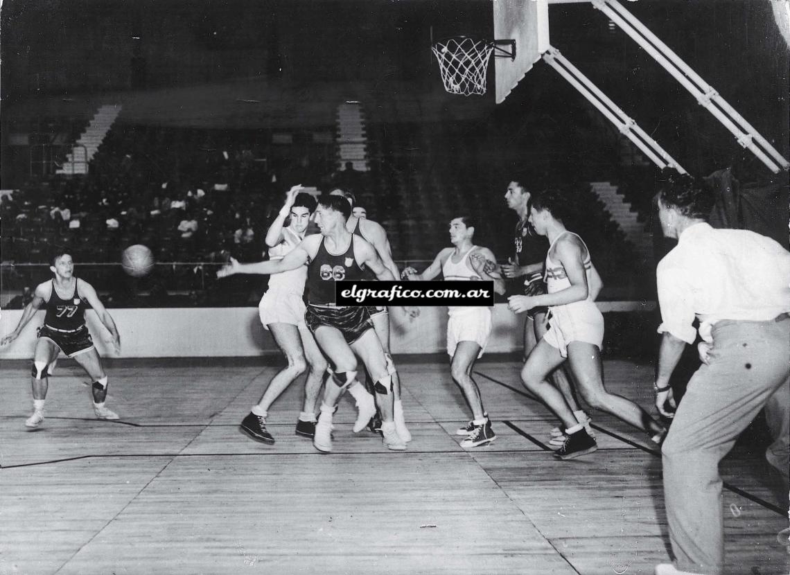 Imagen PILLIN NOTABLE. Oscar Furlong jugó un partido extraordinario: 18 puntos.