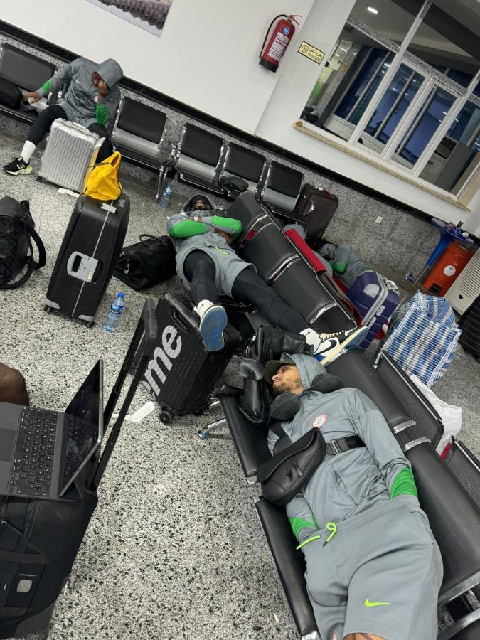 Imagen Miembros del plantel nigeriano tratan de descansar como pueden en el aeropuerto de Libia.