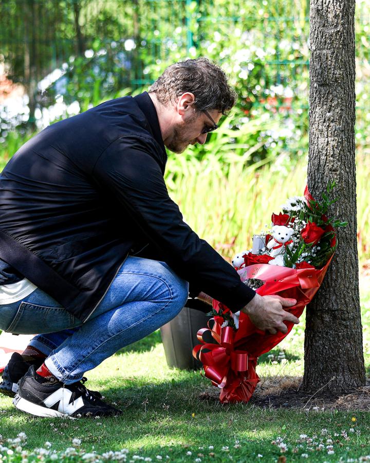 Imagen Los hinchas de Liverpool se acercaron a Anfield para ofrecer sus condolencias.