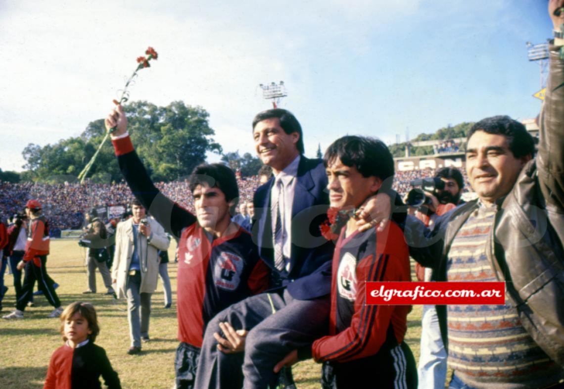 Imagen Newell´s campeón 1987-1988. José Yudica el director técnico en andas. Lo acompañan Roque Alfaro y Sergio Almirón.