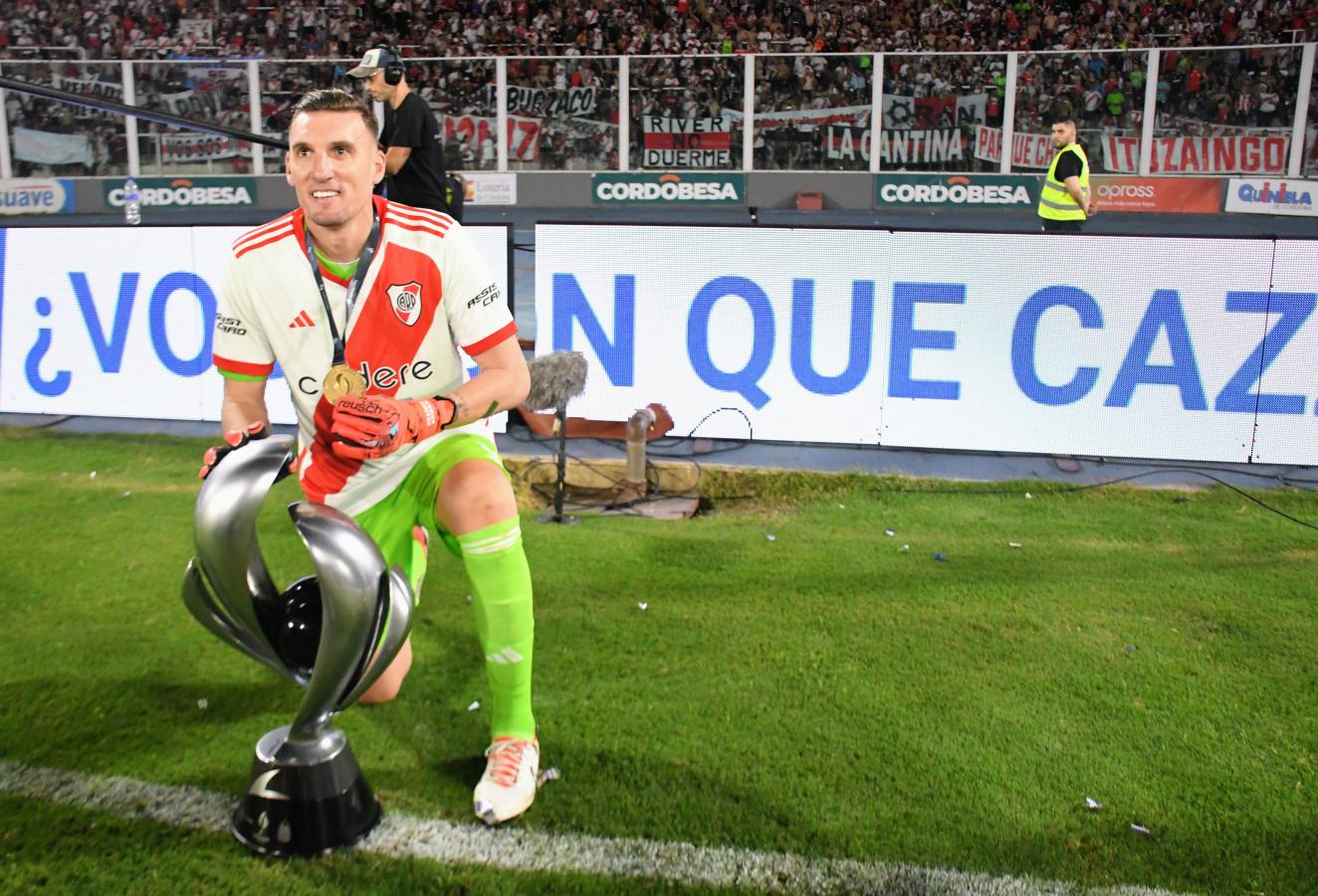 Imagen Franco Armani posa con la última Supercopa obtenida ante Estudiantes. Foto: Fotobaires
