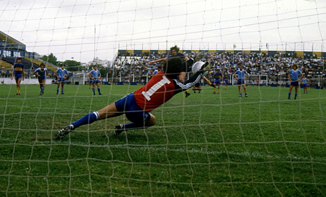 Imagen En 1983 le atajó un penal a Ricardo Gareca, quein jugaba en Boca en aquel momento.