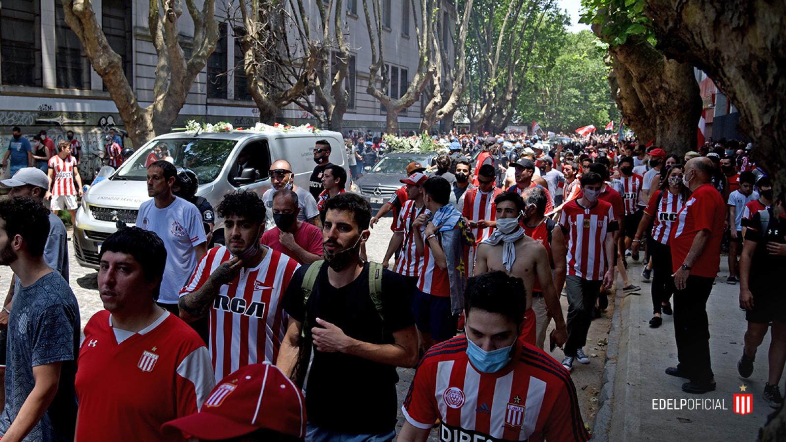Los hinchas acompañando a Sabella por última vez.