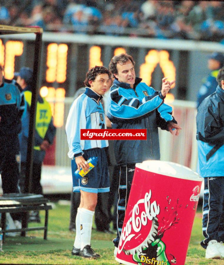 Imagen Con Marcelo Bielsa, en Eliminatorias frente a Paraguay en el 2000, cuando estaba por entrar y el empate conseguido por Aimar lo sentó otra vez en el banco de suplentes. “Íbamos perdiendo uno a cero y tenía la chance de entrar. Quedaban 20 minutos y pensé que entraba para ganarlo. Pero me quede afuera, con bronca”.