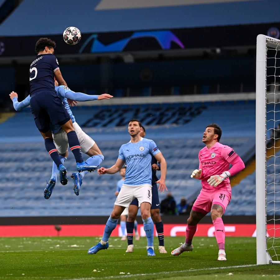 Imagen La jugada que pudo haber cambiado la historia a los 16 minutos. Marquinhos conecta de cabeza un envío de Di María pero la pelota da en el travesaño. Foto: @ChampionsLeague