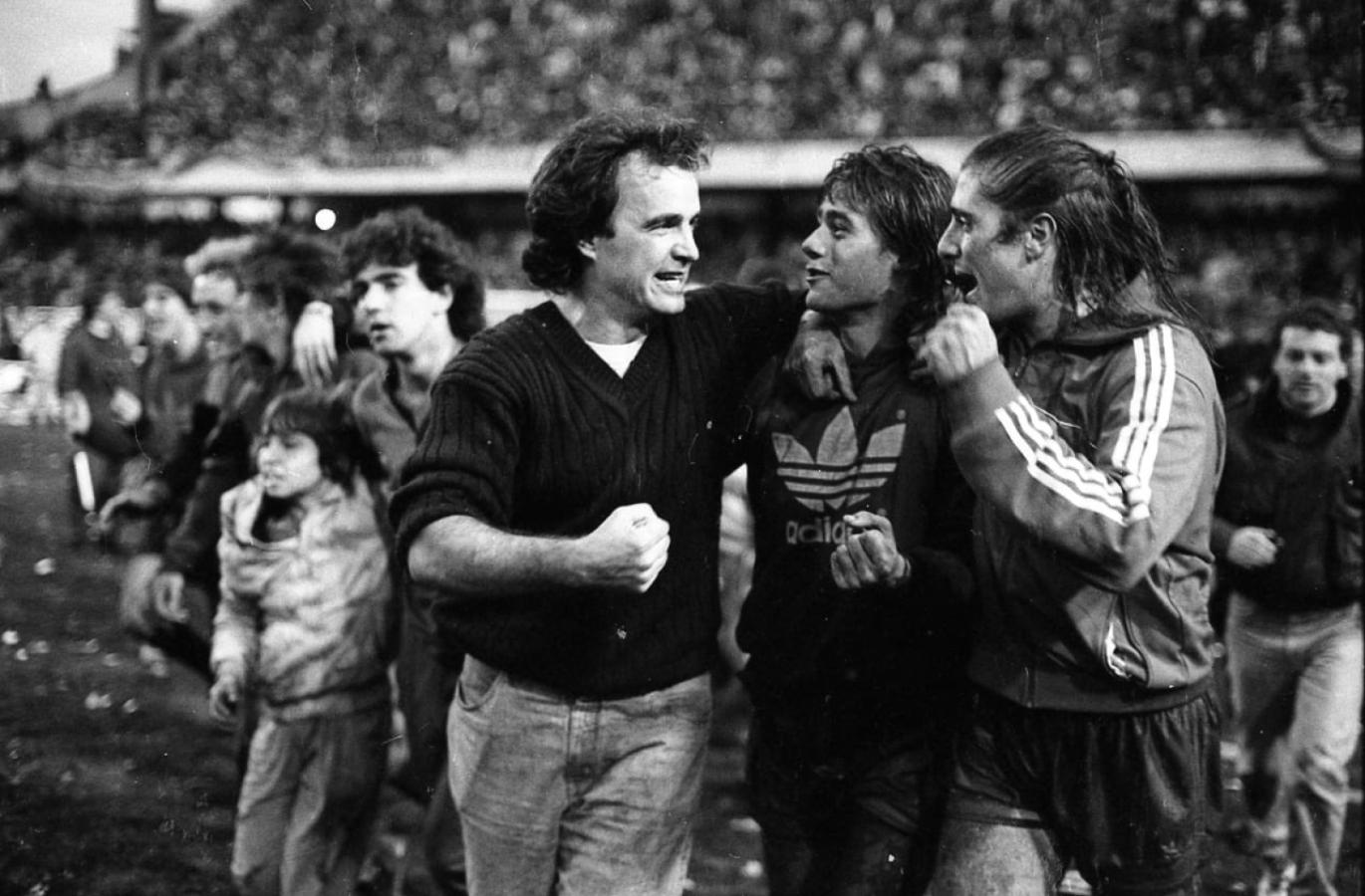 Imagen Bielsa y Pochettino dan la vuelta olímpica en la Bombonera en 1991 tras la consagración de Newell's.