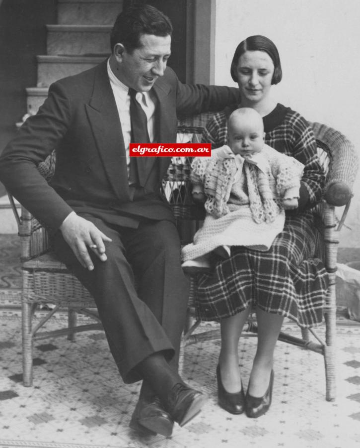 Imagen Bidoglio con su esposa e hijo.