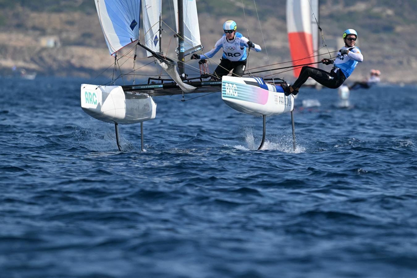 Imagen Mateo Majdalani y Eugenia Bosco en acción durante la regata 12. Foto: AFP