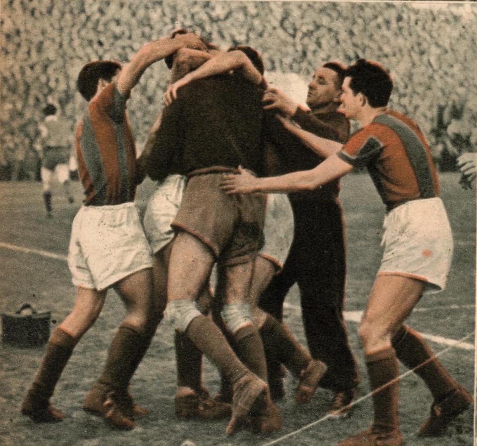 Todos los jugadores de San Lorenzo abrazan a Blazina, la gran figura, luego de atajar el tiro penal.