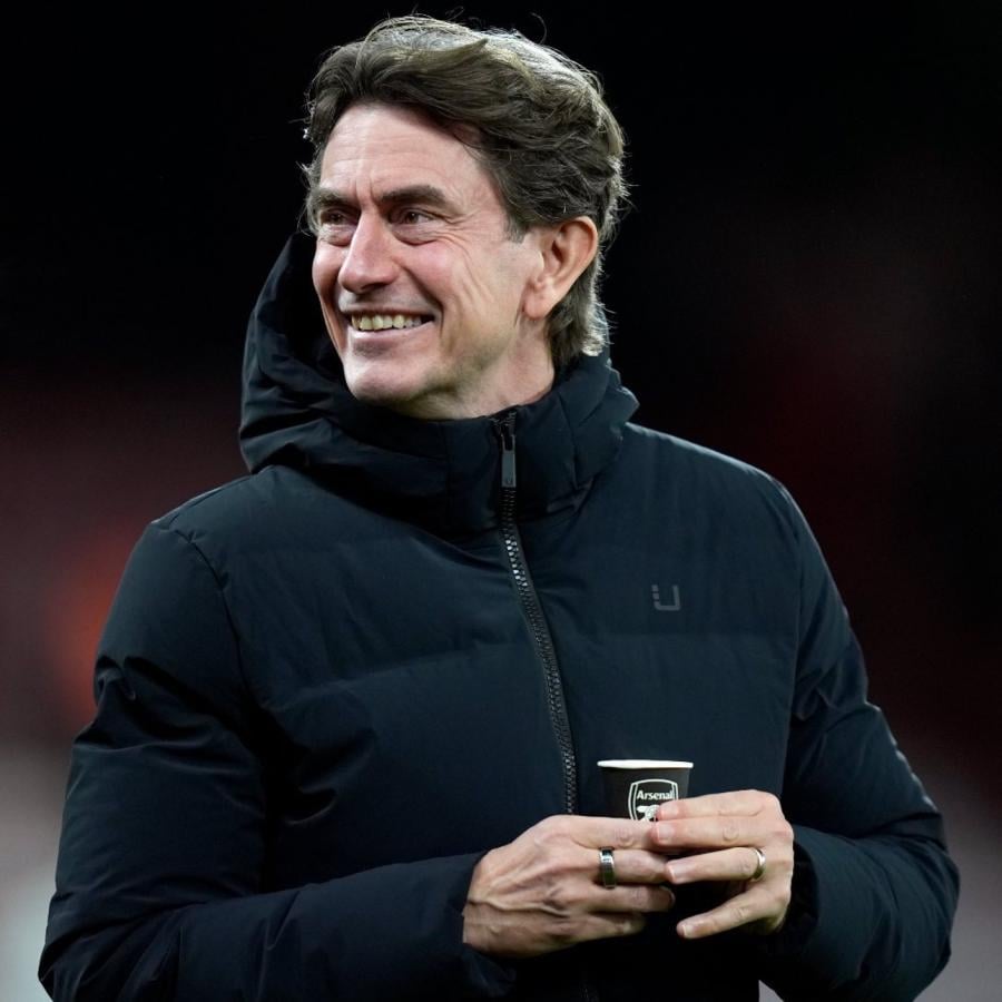 Imagen Thomas Frank, entrenador de Tottenham, con una taza de Arsenal.