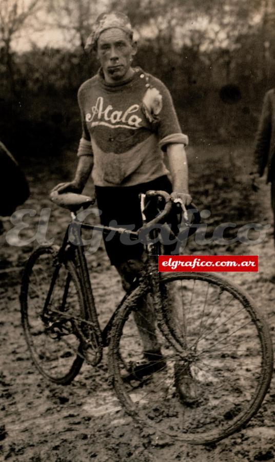 Imagen En la carrera Rosario-Buenos Aires de 1927 en una etapa, solo un participante llegó a la meta Adolfo Pompei. Tardó poco más de un día y descansó 17 minutos.