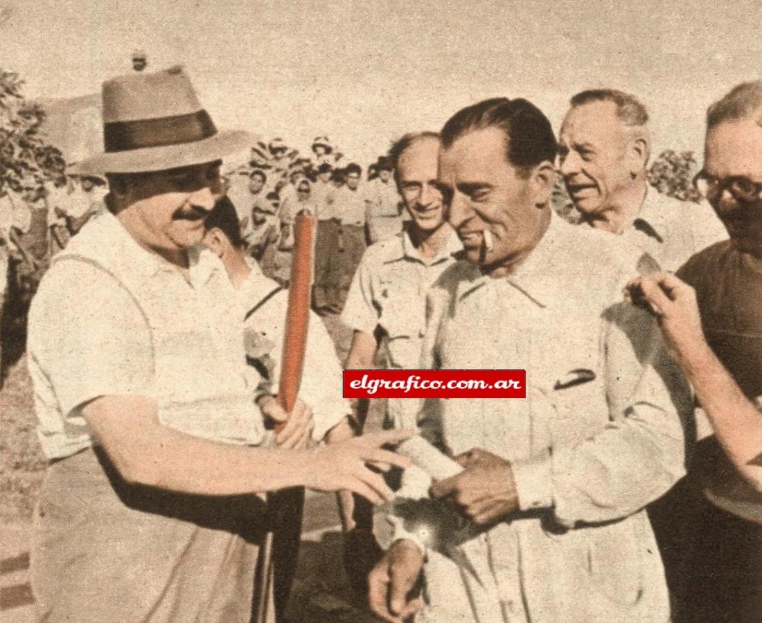 El Dr. Costancio Vaschetto, presidente del Club Atlético Jorge Newbery, recibe y felicita a Ernesto H. Blanco después de finalizada la competencia en la cual el veterano corredor consiguió un honroso quinto lugar en la clasificación general.