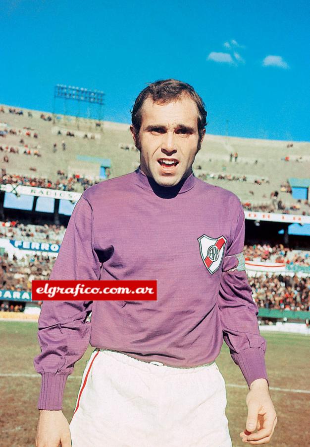 Imagen River también ha demostrado inquietudes vanguardistas. Si no obsérvese la camiseta violeta que ostenta Daniel Onega. El cuello alto es todo un detalle.